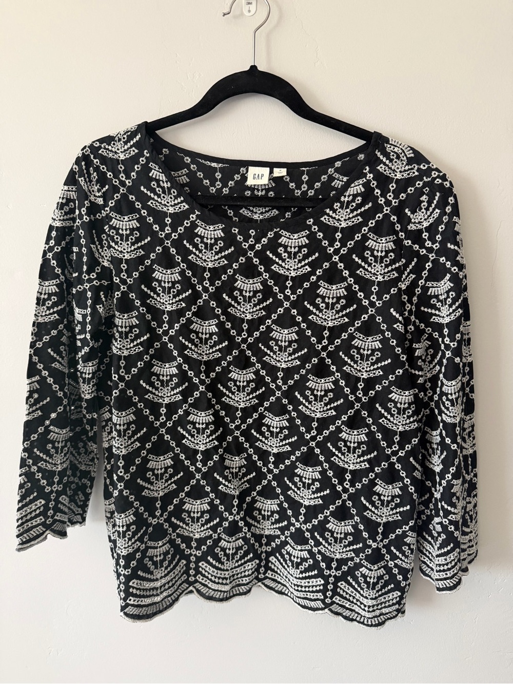 GAP Black and White Geometric Long Sleeve Top